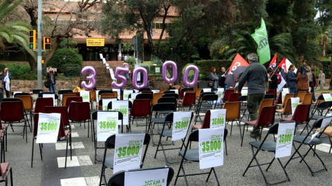 Cadires a la Via Augusta durant la protesta dels sindicats educatius