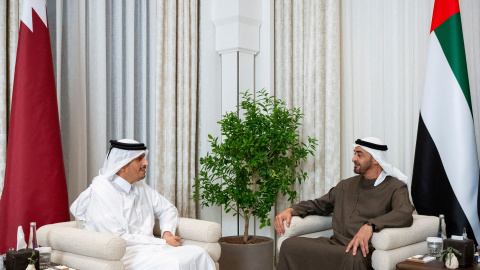 El presidente de los Emiratos Árabes Unidos, el jeque Mohamed bin Zayed Al Nahyan,  con el primer ministro de Qatar, Mohammed bin Abdulrahman bin Jassim Al Thani, en el Palacio Al Shati, en Abu Dhabi (Emiratos Árabes Unidos), el pasado novi