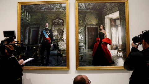 Cámaras de televisión y fotógrafos toman imágenes de los retratos del rey Felipe VI y la reina Letizia realizados por la fotógrafa estadounidense Annie Leibovitz , en el Banco de España.