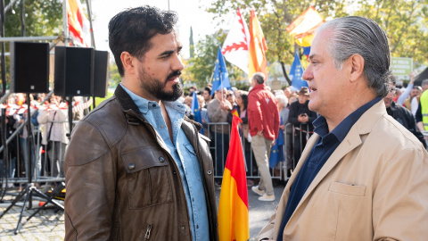 El eurodiputado Luis 'Alvise' Pérez durante una concentración para pedir elecciones generales en la Plaza de Castilla, a 20 de octubre de 2024, en Madrid.