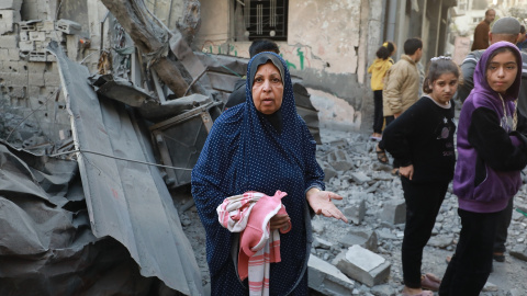 Palestinos tras un ataque de Israel al campo de refugiados de Bureij, en el centro de Gaza.