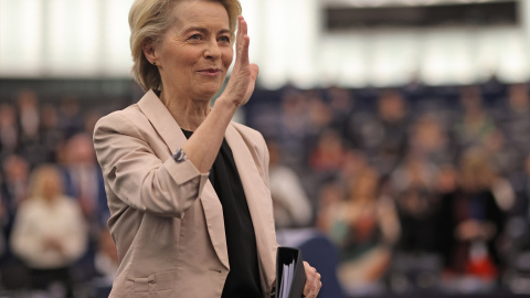 Ursula von der Leyen, presidenta de la Comisión Europea, tras pronunciar su discurso en el Parlamento Europeo, a 27 de noviembre de 2024.