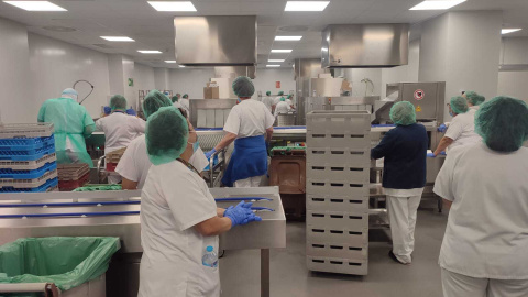 Trabajadoras en la cocina del nuevo Hospital Universitario 12 de Octubre, a 27 de noviembre de 2024.