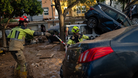 Dos bomberos trabajan en una zona afectada por la DANA, en el País Valencià.