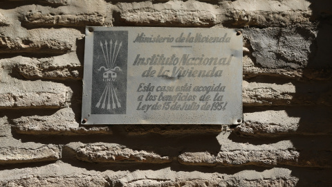 Portales de vecinos en el casco histórico en Toledo, a 25 de marzo de 2021, los cuales mantienen las placas plateadas con el yugo y las flechas que los identifican como VPO que el Ministerio de la Vivienda construyó durante el franquismo.