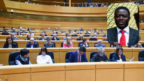 Un pleno del senado y George Peter Kaluma (izquierda), parlamentario keniano conocido por sus ideas homófobas.