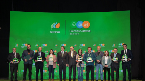 El presidente de Iberdrola, Ignacio Sánchez Galán, y el de la Junta de Castilla y León, Alfonso Fernández Mañueco, con los galardonados en los premios 'Convive' a las mejores iniciativas para la convivencia de las energías renovables con la