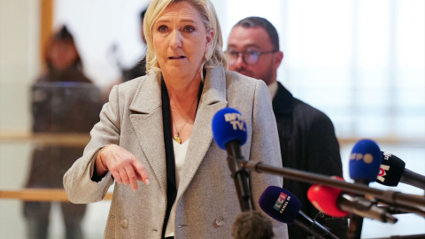 Marine Le Pen declara ante los medios antes de entrar a juicio, a 30 de septiembre de 2024.