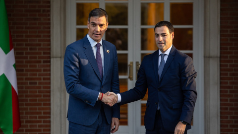 El presidente del gobierno, Pedro Sánchez (i), y el lehendakari, Imanol Pradales (d), durante un encuentro antes de la Comisión Bilateral de Cooperación del Estado - Euskadi, a 27 de noviembre de 2024.