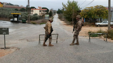 Soldados del ejército libanés controlan un puesto de control en la zona de Marjayoun, al sur del Líbano, a 27 de noviembre de 2024.