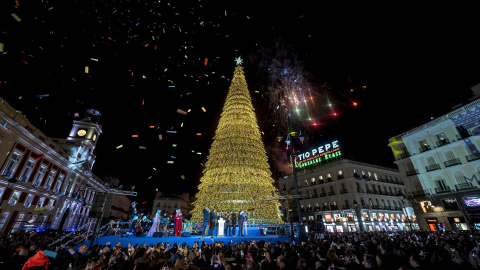 Centenares de personas asisten al encendido de luces de navidad, en la Puerta del Sol, a 23 de noviembre de 2023, en Madrid (España)