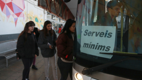 Diversos usuaris d'autobús de l'estació de Tarragona pugen en un bus que fa serveis mínims coincidint amb la primera jornada de vaga dels treballadors del sector