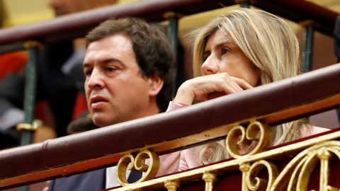 El hermano de Pedro Sánchez, David Sanchez, con kla esposa del líder socialista, Begoña Gómez, en la tribuna de invitados del Congreso de los Diputados, en una imagen de archivo. EFE/Ballesteros