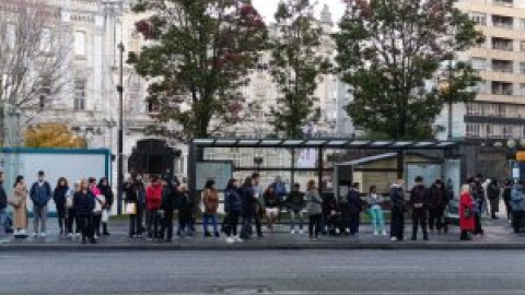 La jornada de huelga en el transporte regular empieza a notarse en las paradas de autobuses