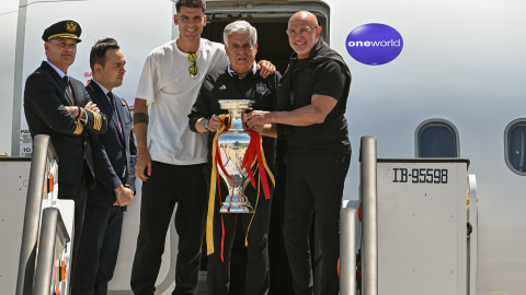 El presidente de la selección española, Pedro Rocha (c), junto al seleccionador, Luis de la Fuente (d), y el capitán, Álvaro Morata, a su llegada a Barajas.