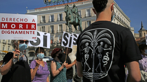 Un grupo de personas se reúne durante la concentración de la asociación Derecho a Morir Dignamente, a 25 de junio de 2021, en Madrid.