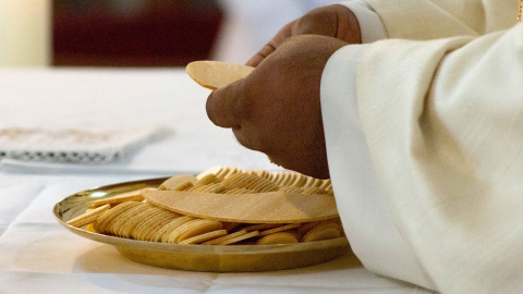 Sacerdote oficiando una misa, en una imagen de archivo.