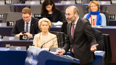  Manfred Weber, presidente del Grupo PPE, habla en el pleno del Parlamento Europeo, mientras que Ursula Von der Leyen, presidenta de la Comisión Europea, se sienta al fondo. Philipp von Ditfurth/ Europa Press.