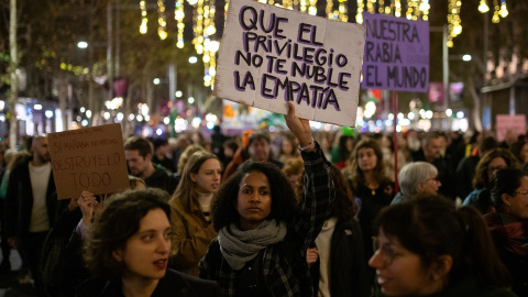  Decenas de personas portan carteles, durante una manifestación por el 25N, en Barcelona. Lorena Sopêna / Europa Press.