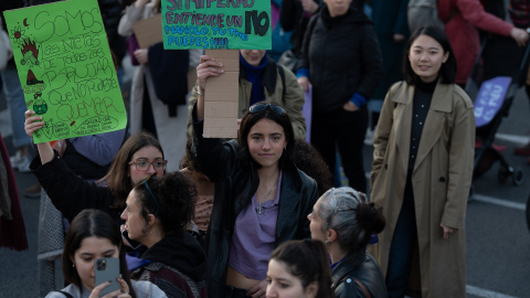  Decenas de mujeres durante la manifestación del 8M, en Barcelona. David Zorrakino / Europa Press.