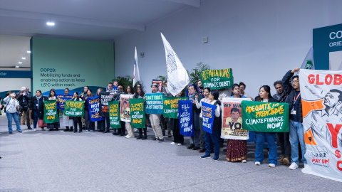  Activistas sostienen pancartas y carteles durante una protesta en la Conferencia de las Naciones Unidas sobre el Cambio Climático COP29. Europa Press.