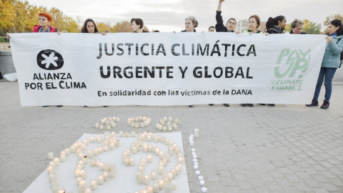  Decenas de personas durante una vigilia solidaria con los afectados por la DANA, en Madrid. -Mateo Lanzuela / Europa Press.