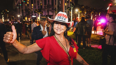  El candidato presidencial republicano estadounidense y partidarios del expresidente Donald Trump se manifiestan frente al Centro de Convenciones de Palm Beach. Dave Decker/ Europa Press.