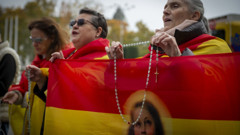  Varias personas durante una manifestación contra la investidura de Pedro Sánchez. Juan Barbosa / Europa Press.