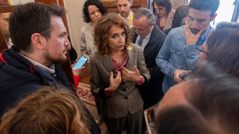  La vicepresidenta primera y ministra de hacienda, María Jesús Montero, atiende a los medios durante una sesión plenaria en el Congreso de los Diputados. Eduardo Parra / Europa Press.