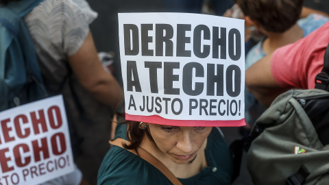  Varias personas durante una manifestación por el derecho a la vivienda, en Valencia. Rober Solsona / Europa Press.