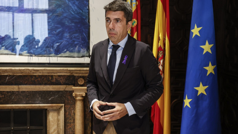  El presidente de la Generalitat valenciana, Carlos Mazón, llega a una reunión con el nuevo conseller de Emergencias e Interior de la Generalitat valenciana, en el Palau de la Generalitat. Rober Solsona / Europa Press.