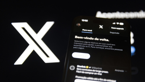 Fotografía de archivo del 9 de octubre de 2024 que muestra la pantalla de un celular con acceso a la aplicación de la red social X, antes Twitter, en Sao Paulo (Brasil).-EFE