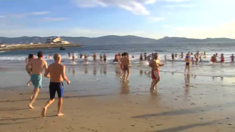 Todos al agua en Sanxenxo por una buena causa