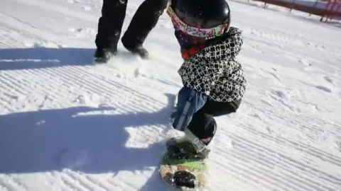 Una niña de 11 meses hace snowboard en China