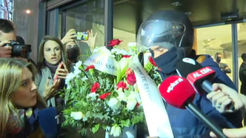 Mandan una corona de flores a Génova con el nombre de Pablo Casado