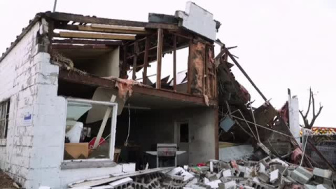 La ola de tornados deja un paisaje de destrucción en el sur y el centro de EEUU