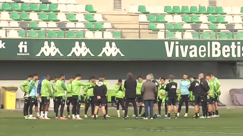 Marchena y Raúl se ejercitan junto al primer equipo ante las numerosas bajas en el Betis