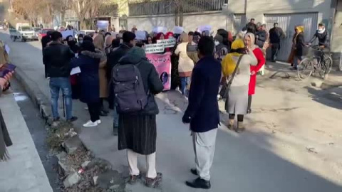 Decenas de mujeres protestan por sus derechos en Afganistán