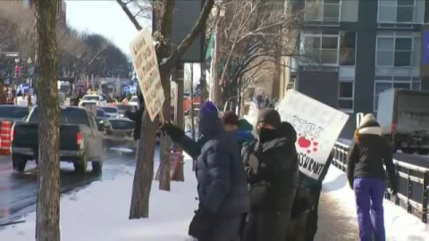 Camioneros canadienses colapsan las principales ciudades del país contra la vacunación obligatoria 