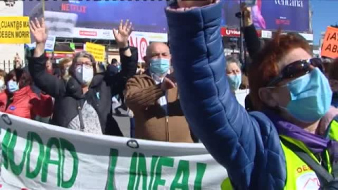 Cientos de sanitarios claman contra Ayuso por su gestión