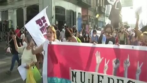 Miles de mujeres dicen "¡basta ya!" a la violencia machista en Perú