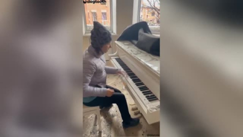 Emotivo vídeo de una ucraniana que se sienta al piano antes de dejar su casa devastada por las bombas