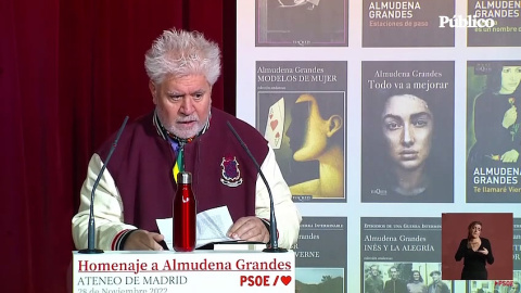 Homenaje a Almudena Grandes en Madrid: "Ha hecho más por el país que todos los gobiernos de la democracia"