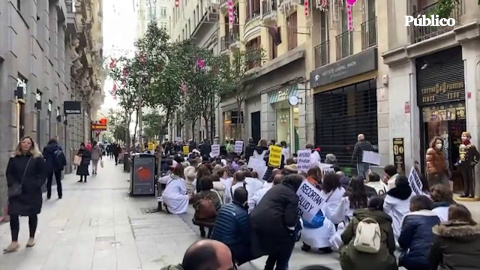 Los médicos se unen al encierro del Comité de Huelga frente a la Consejería de Sanidad y la Policía advierte de posibles detenciones