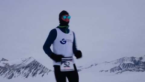 Sean Tobin bate el récord de maratón de hielo antártico con 2 horas y 53 minutos