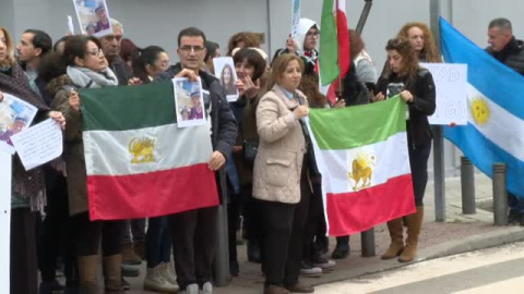 Familiares del español detenido en Irán piden su liberación ante la embajada en Madrid 