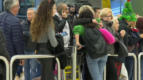 Abrazos en el aeropuerto por Navidad