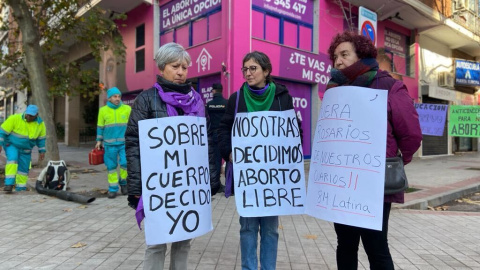 Feministas combaten el acoso de grupos ultracatólicos delante de la clínica Dator: "Estamos aquí para proteger a las mujeres"