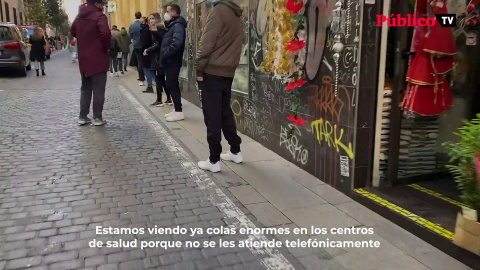 Colas a las puertas de los centros de salud en Madrid para conseguir una PCR