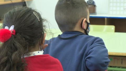 Cataluña y Andalucía plantean a Sanidad la retirada de mascarillas en colegios para después de Semana Santa